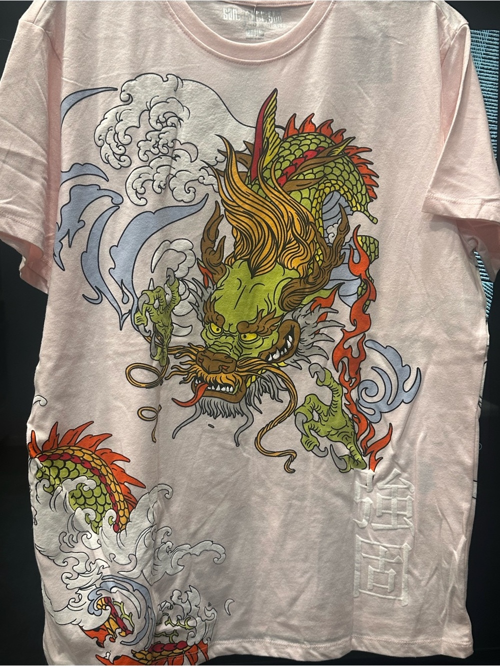 NWT San Francisco Work Shirt Men’s Graphic Wrap Around Tee Heavenly Pink Dragon